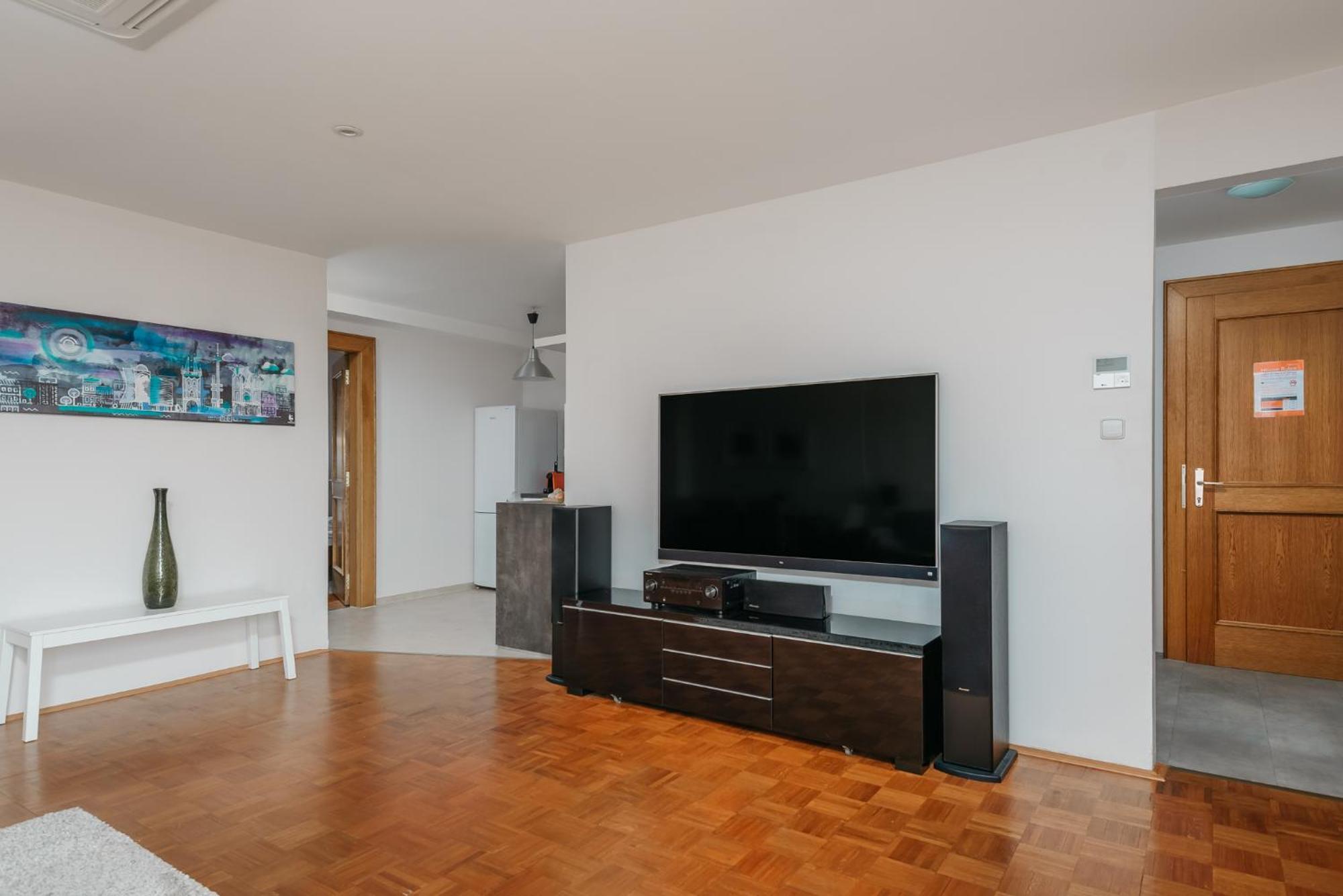 Roy 2 Bdr With Castle View, Parking & Ac Appartement