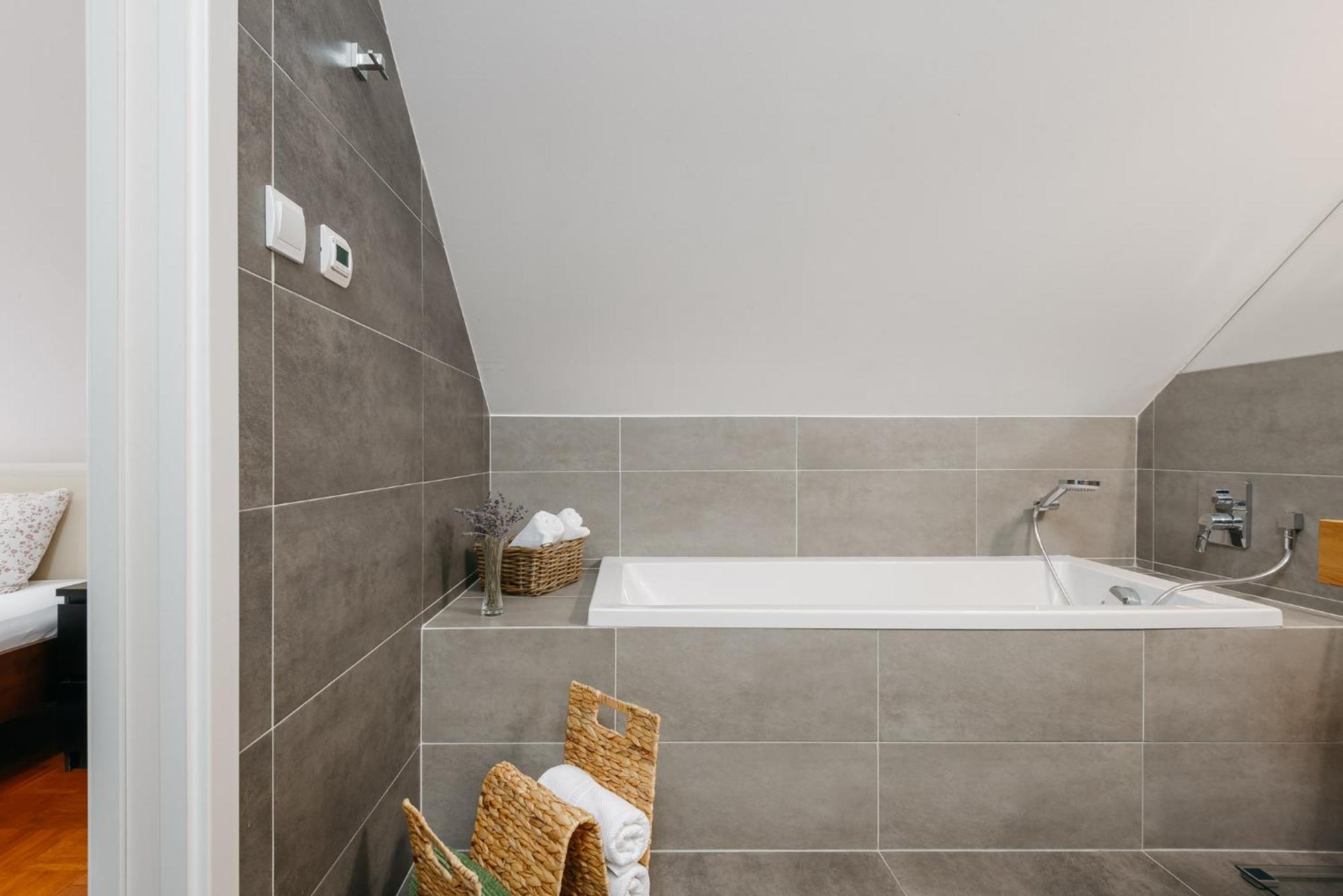 Appartement Roy 2 Bdr With Castle View, Parking & Ac Praag