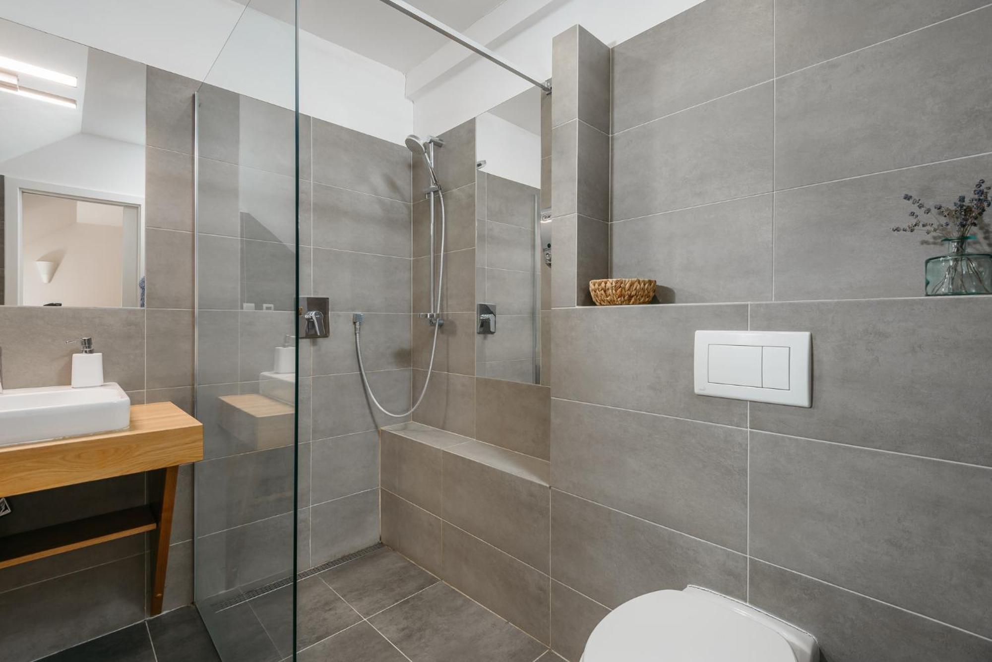 Roy 2 Bdr With Castle View, Parking & Ac Appartement Praag