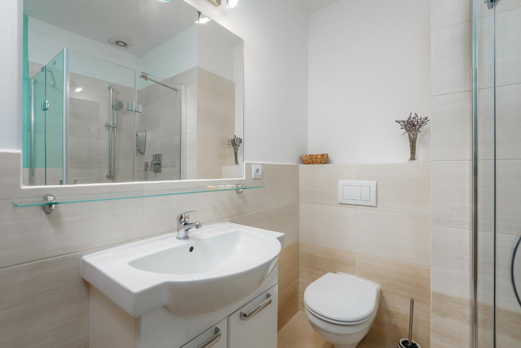 Roy 2 Bdr With Castle View, Parking & Ac Praag