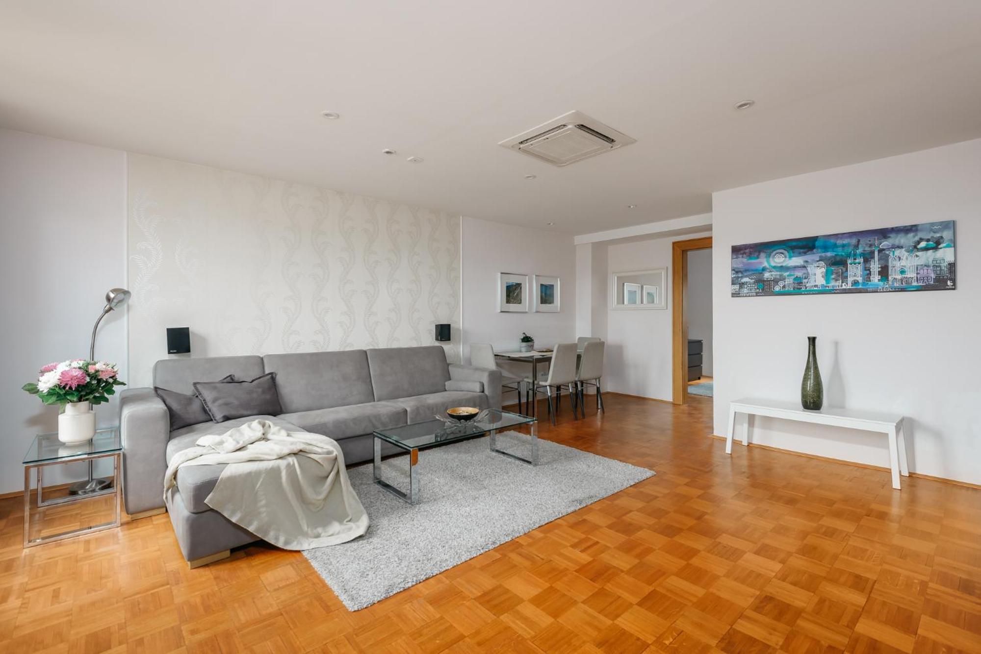 Roy 2 Bdr With Castle View, Parking & Ac Apartamento